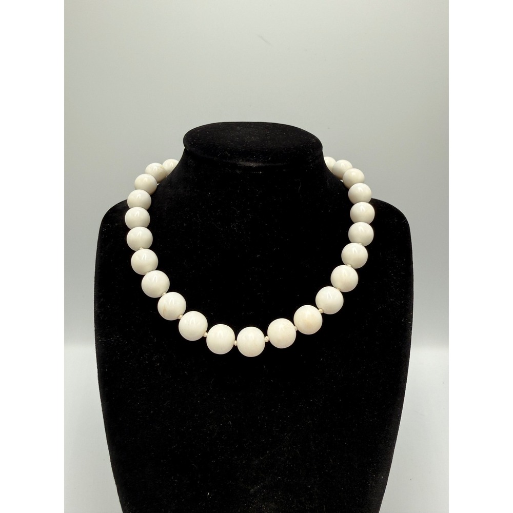 Vintage Graduated White Bead Hand Knotted Necklace Gold Tone Hook‎ Clasp 22 Inch